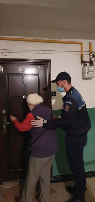 Care a fost reacția a doi polițiști din Iași atunci când o bătrână a dorit să ajungă la bancă pentru a-și încasa pensia