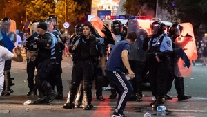 Bărbatul care i-ar fi furat arma jandarmeriței agresate la mitingul diasporei a fost arestat pentru 30 de zile