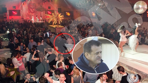 Constantin Iosef s-a distrat toată noaptea în club şi a sorbit animatoarele din priviri