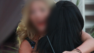 Iubire mare intre o blonda sI o bruneta. Intra aici sa vezi doua vedete care au dat frau liber sentimentelor, in public