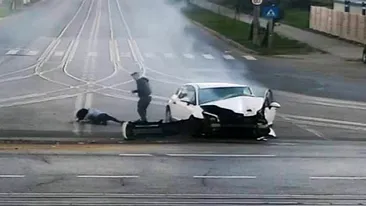 Imagini înfiorătoare de la un cumplit accident în Iași! O fată iese din mașina făcută acordeon și se întinde pe șosea, în timp ce șoferul abia se ține pe picioare VIDEO