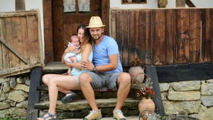 Doi tineri bihoreni au renunţat la oraş pentru sat şi au construit un adevărat colţ de rai! Cum arată căsuţa acestora