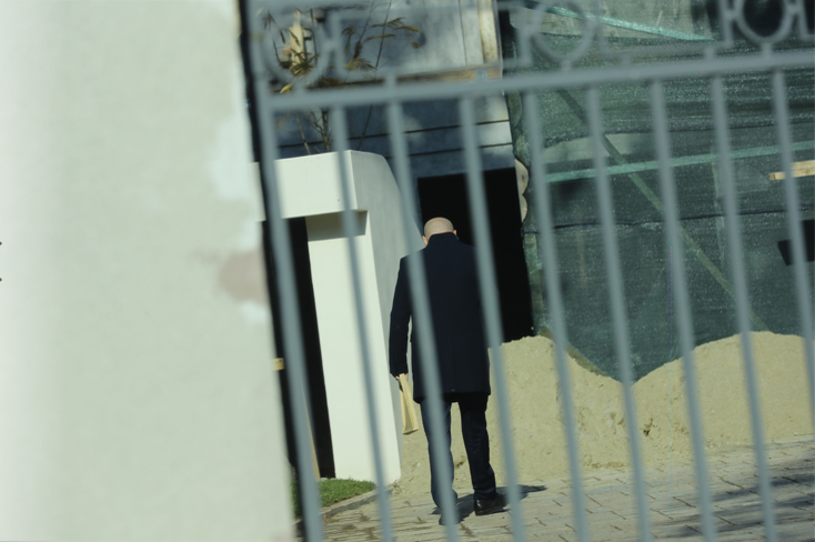 Dragoș Pavăl, proprietarul Dedeman, a ajuns la vilă și face o scurtă inspecție