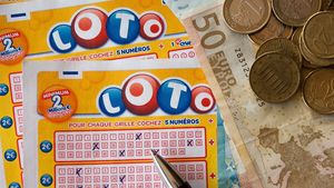 O româncă a câștigat jumătate de milion de euro la LOTO, după ce a ieșit împreună cu soțul să bea o cafea la un bar