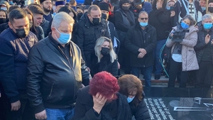 Carmen Mihaela a venit în "secret" la înmormântarea lui Petrică Mîţu Stoian! A vrut să se ţină departe de ochii tuturor, dar nu i-a ieşit. FOTO