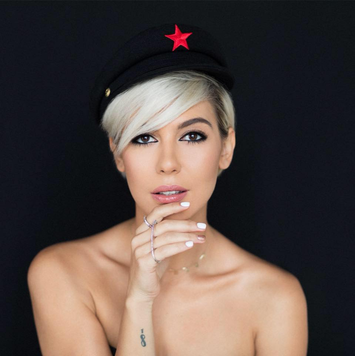 Sore a trecut printr-o sarcină, dar are o siluetă de vis! Cum arată artista în costum de baie