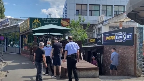 Imagini de cascadorii râsului. Un gălățean ia la mișto doi polițiști în plină stradă: „Și dacă fug, acuma ce faci? Ce faci?”. VIDEO