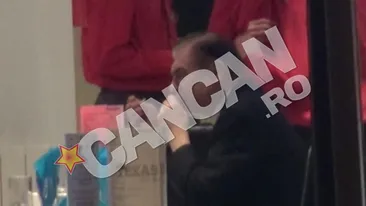 Dezgustator! Liviu Varciu sfideaza codul bunelor maniere. Uite ce gesturi face la masa in fata prietenilor.