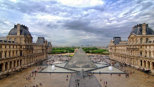 Teroare în Paris! Au fost deschise focuri de armă la muzeul Louvre