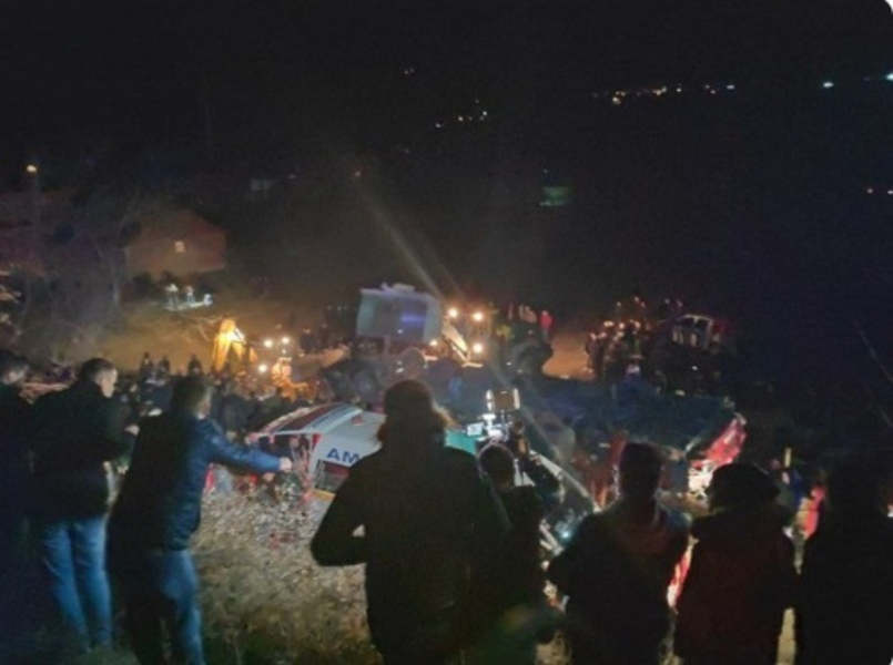 Un autocar s-a răsturnat pe autostradă. 13 morți, iar numărul victimelor poate crește | FOTO