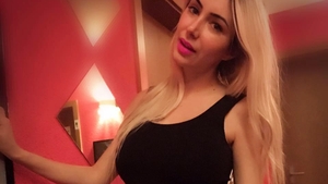 Sexy-Brăileanca a arătat prima imagine cu bebeluşul ei! Iată-l pe Erik Mario!