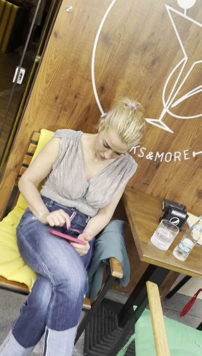 Ramona, soția lui Jorge, e absorbită de conversația de pe mobil (Foto: CANCAN.RO)