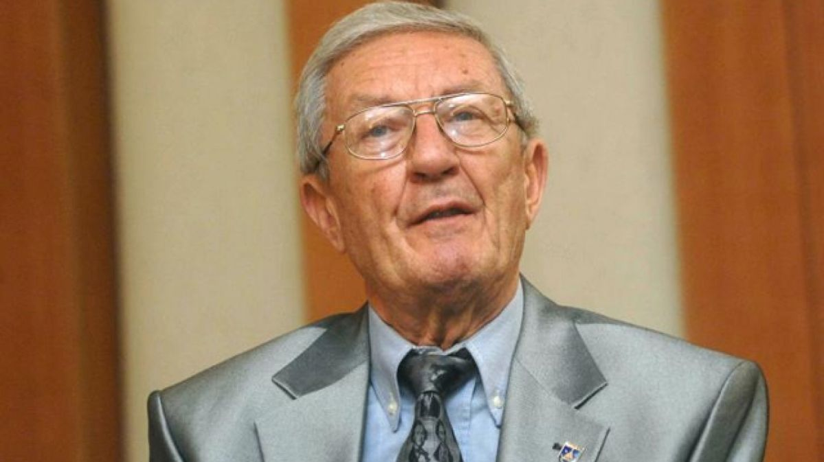 Prin Decretul președintelui Consiliului Frontului Salvării Naționale, Ion Iliescu, din 28 decembrie 1989, Victor Stănculescu a fost înaintat în gradul de general-colonel (cu 3 stele)