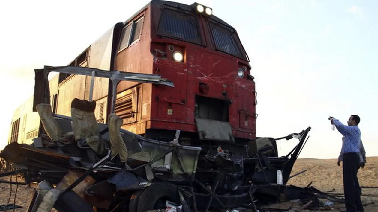 GRAV accident rutier in Egipt! Cel putin 25 de persoane au murit, dupa ce un tren de marfa a lovit un microbuz!