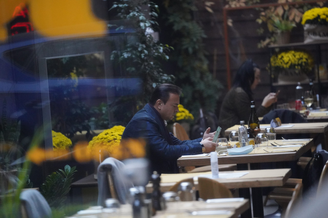 William Brânză, singur la restaurant