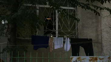 Isi face umbra cu... chilotii! Intra aici sa vezi ce cantareata celebra a oferit trecatorilor o priveliste uluitoare