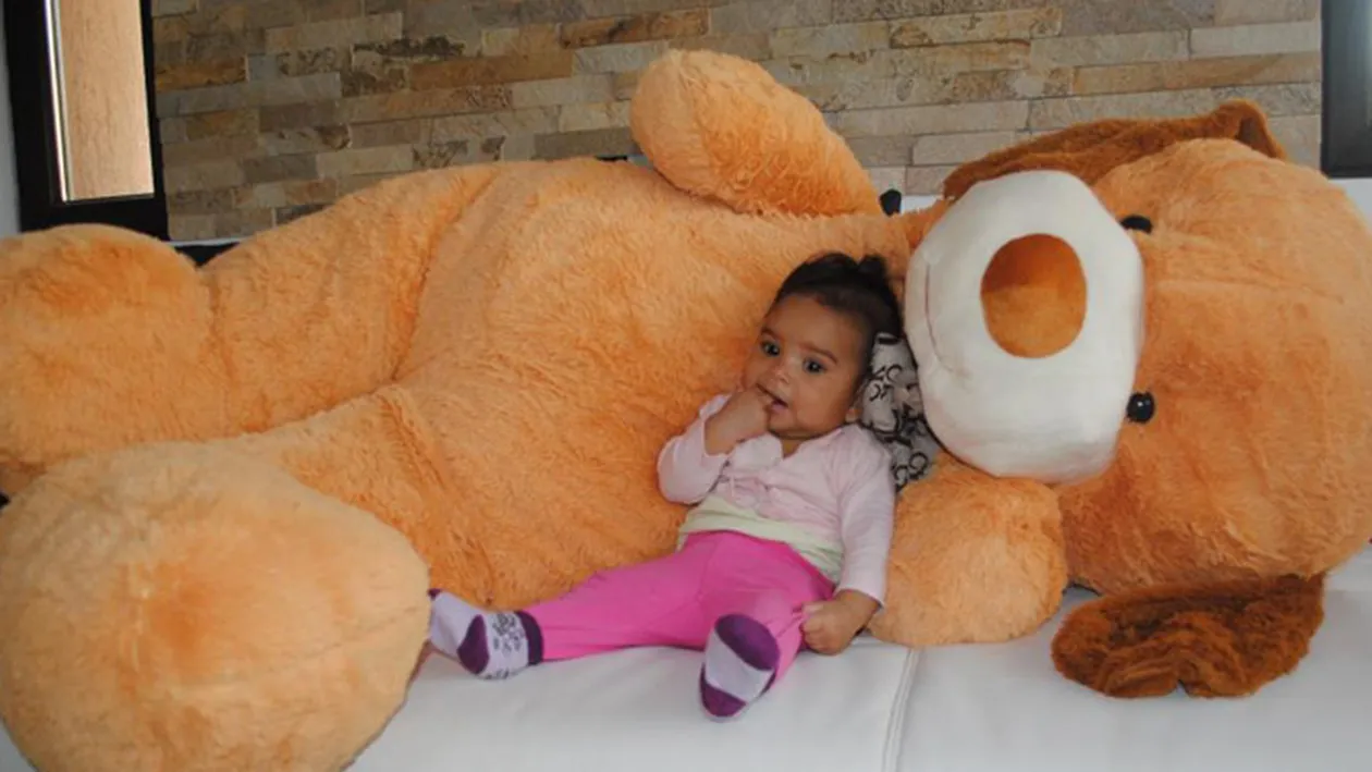 Uite ce cadou imens a primit fiica lui Laurette de 1 iunie! Taticul i-a luat cel mai mare urs de plus din magazine!