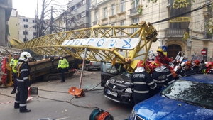 Scene de coșmar în București! O macara s-a prăbușit peste o mașină în care erau 4 oameni