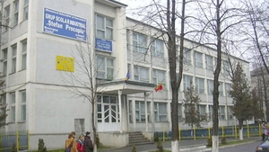 Scandal sexual într-un liceu din Vaslui, după ce o elevă a acuzat tâmplarul de hărțuire. Bărbatul nu se află la prima abatere