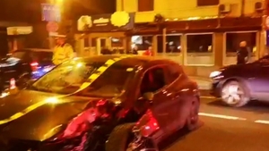 Un bărbat a murit după ce a fost lovit de o mașină în timp ce traversa pe culoarea roșie a semaforului