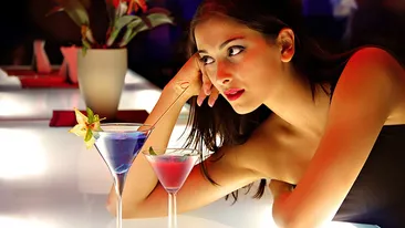 A trait 12 ani printre preoti si a facut ASTA! Tricoul ud i-a scos la iveala sanii CRIMINALI. Vezi despre ce vedeta e vorba