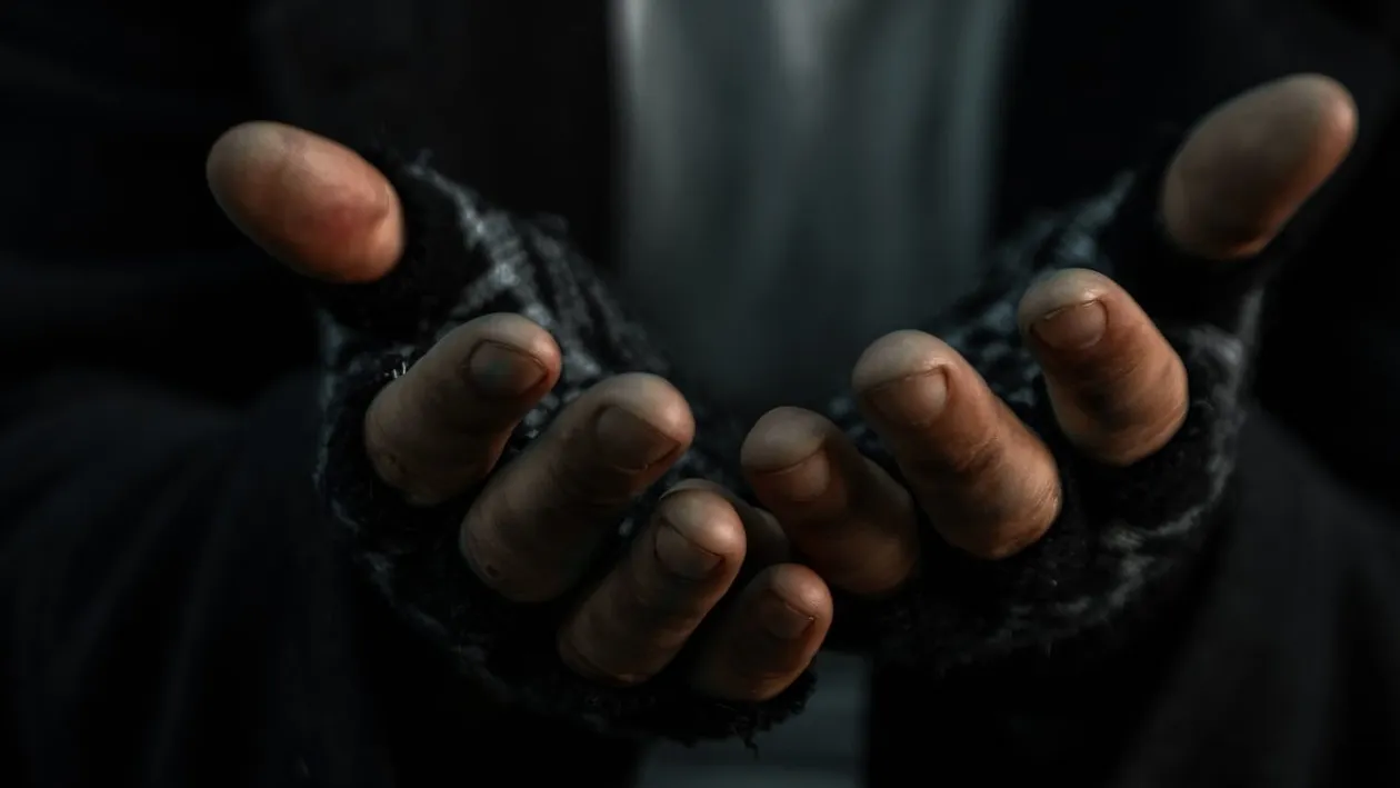 Cât câștigă pe zi un om care cerșește pe străzile din Bacău. O localnică avertizează: „Să vă gândiți de 2 ori înainte de a le oferi un ajutor ”