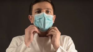 Incredibil cum arată un asistent din Iași după ce a purtat zile la rând masca de protecție! Tânărul are răni pe față
