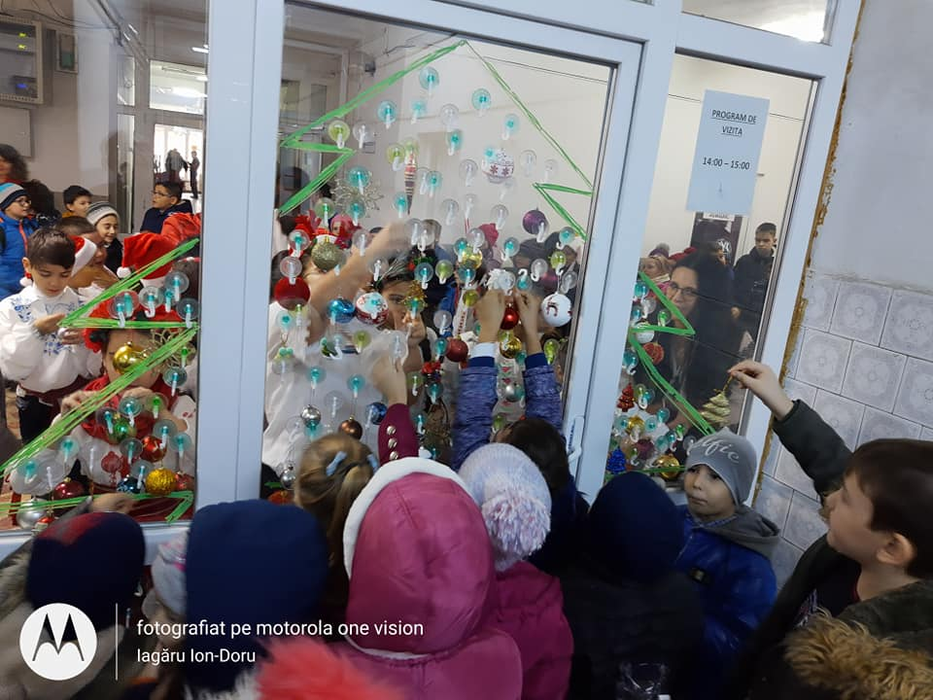 Aproape 140 de copii au participat la împodobirea bradului inedit