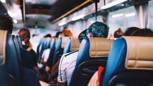 Mamă a 4 copii, acuzată că a jefuit o tânără într-un autobuz. Femeia le-a spus cunoscutelor: ”Am ars!”, după care a sărit din vehicul