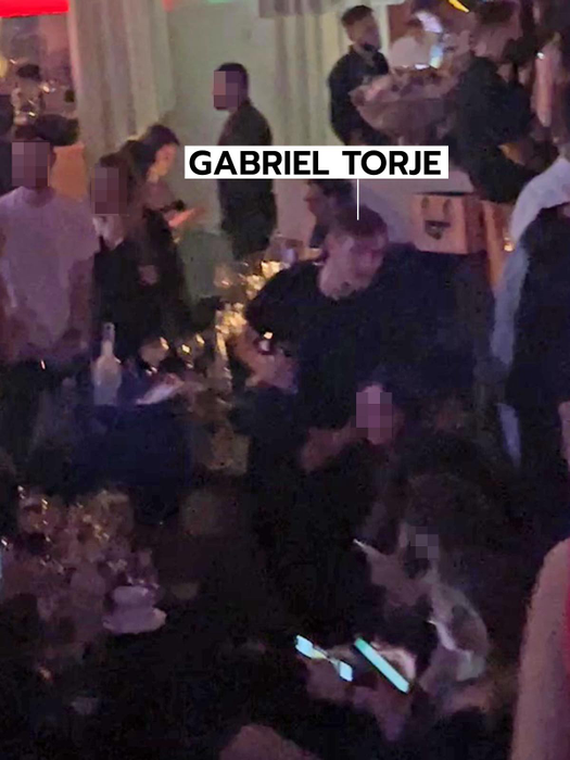 Cu paharul în mână, Gabriel Torje se întreține cu o fată (SURSA FOTO: CANCAN.RO)