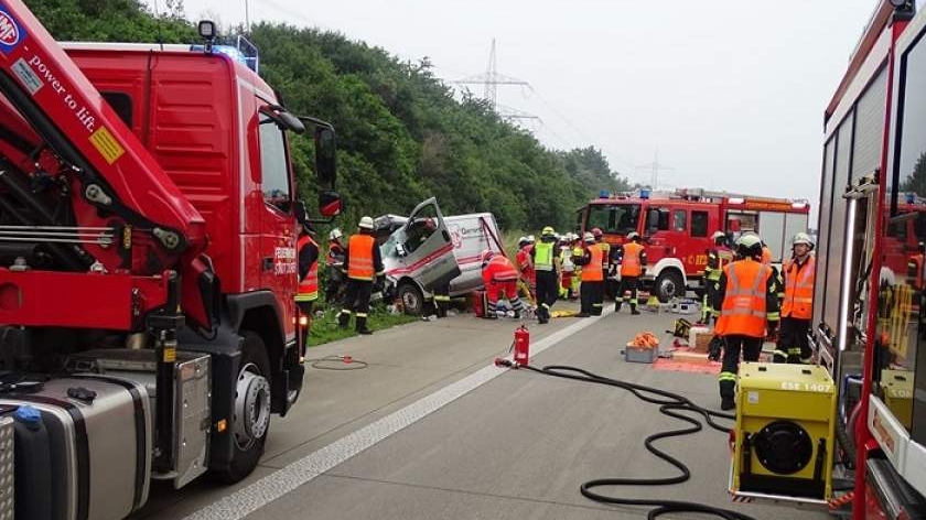 Accident mortal în Germania! O dubă s-a izbit de un TIR românesc