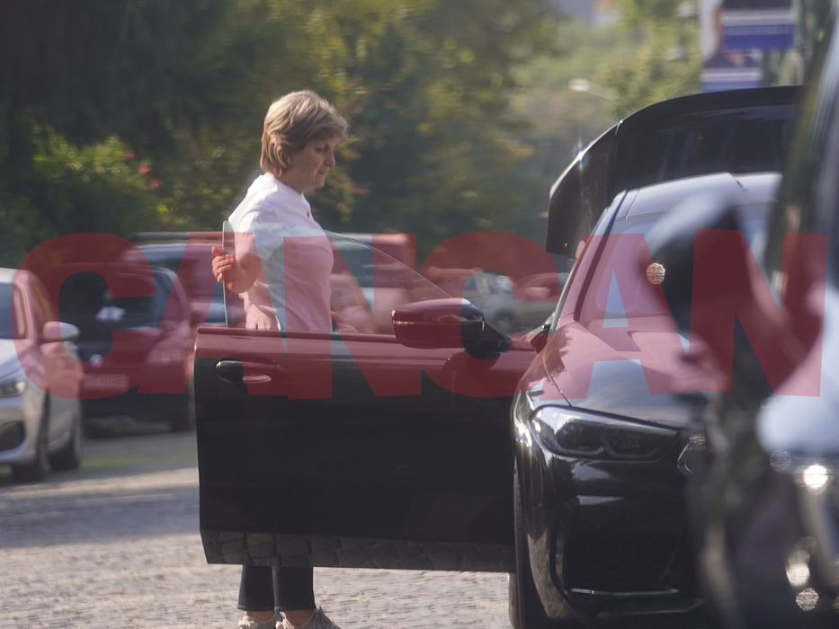 Mama Simonei Halep a ajutat-o pe fiica sa cu bagajele / (Sursa: CANCAN.RO)