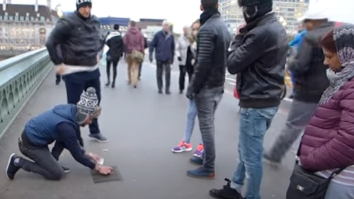 ”Alba-neagra” la Paris. Trei români au fost arestați pentru că păcăleau turiștii la jocul ilegal
