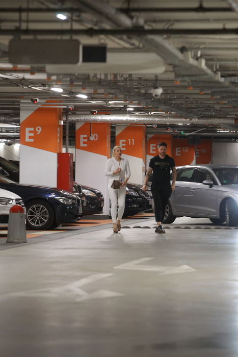 Jorge și soția lui, în parcarea unui mall din Capitală