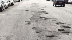 Toți șoferii trebuie să știe! Cum poți fi despăgubit și de către cine dacă ți-ai avariat mașina din cauza drumurilor