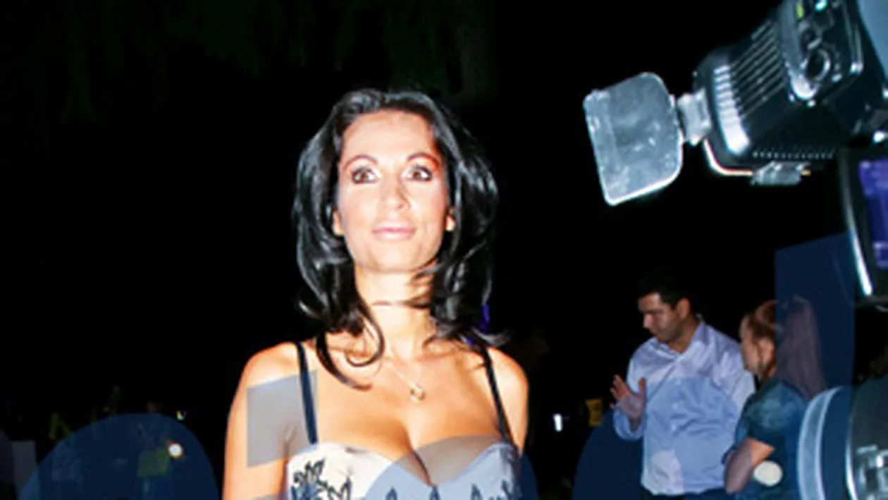 Nicoleta Luciu, o aparitie lucioasa care a condus-o la Prost imbracate! Dantele cu aspect ieftin i-a distrus decolteul