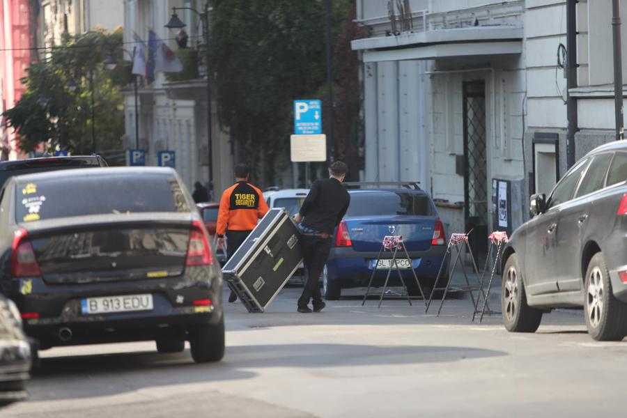 El a cărat o cutie în interiorul unui club din centru