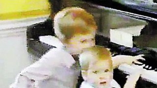 Imagini emotionante din arhiva Casei Regale Britanice! William si Harry, in duet la pian