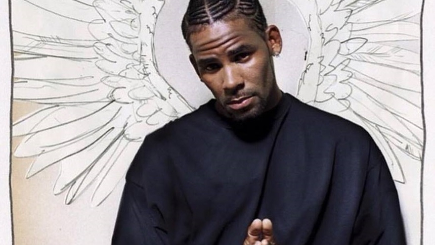 Cântărețul R. Kelly riscă să stea 15 ani la închisoare. Colecție impresionantă de filmări cu sex cu minore, găsită de polițiști