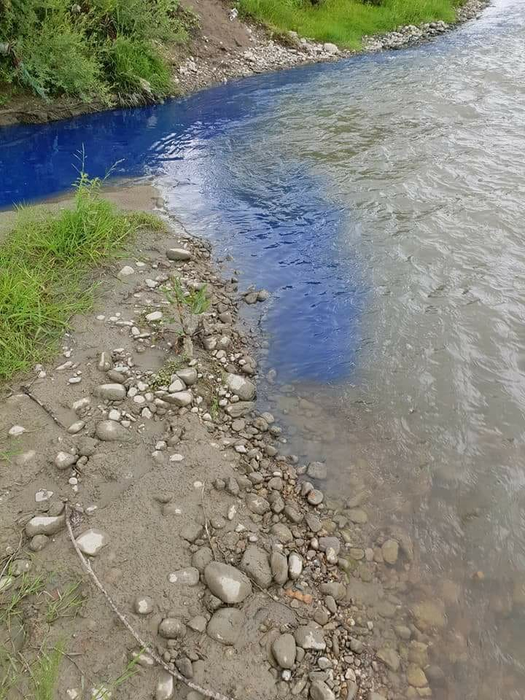 Râul arată de parcă ar fi de cerneală