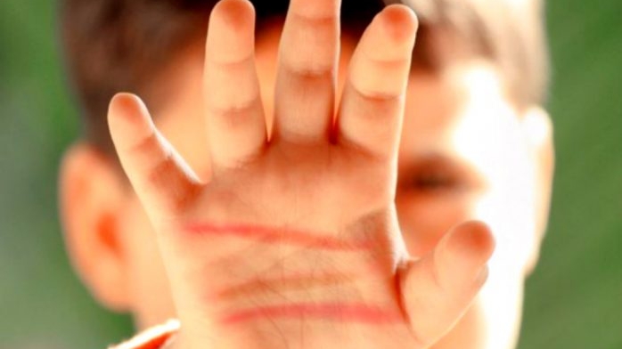 Caz halucinant în Gorj! Un copil de doi ani a fost bătut cu bestialitate de tatăl său deoarece se certa cu fratele lui mai mare