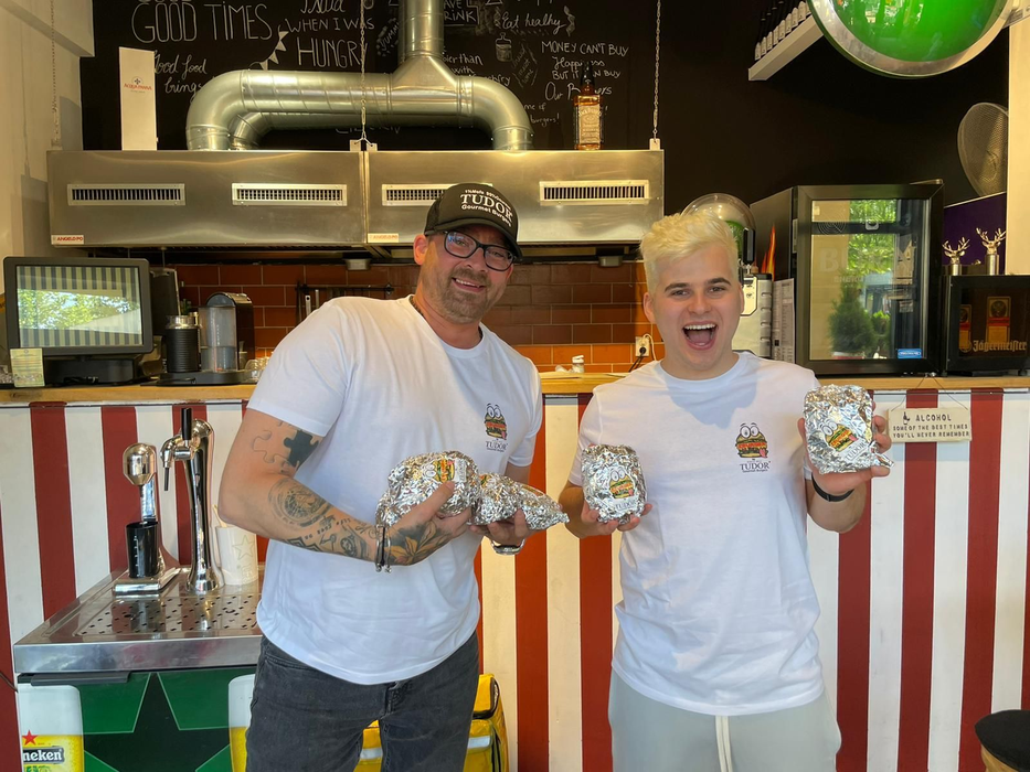 Tudor Aposteanu și vlogger-ul Zbir au creat un burger delicios! Celebrul Zburger vine cu un preț accesibil pentru toți pofticioșii