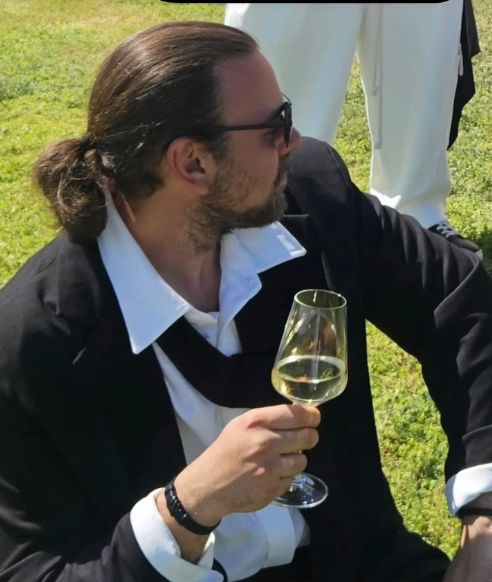 Cum a ajuns fiul lui Carmen Tănase model pentru noua colecția a Cerei Mihăilescu. Tudor Parhon, dezvăluiri despre relația cu mama sa: „Marea ei calitate este de…”