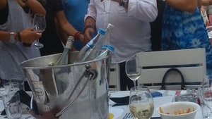 Cum au fost filmati cei mai grizonati Doni Juani alaturi de o brigada de domnisoare!