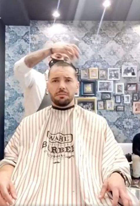 Un frizer, gest impresionant în fața unui client diagnosticat cu temutul cancer! Cum a reacționat bărbatul când a văzut că bărbierul se tunde la zero | VIDEO
