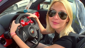 Diana Dumitrescu si-a facut un cadou pentru tot anul! Si-a luat o masina pe care de-abia asteapta sa o scoata la plimbare