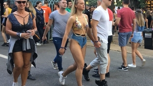 Cea mai extravagantă apariție de la Untold! O blondă cu un posterior bombat a venit îmbrăcată cu bikini din jeanși și sutien