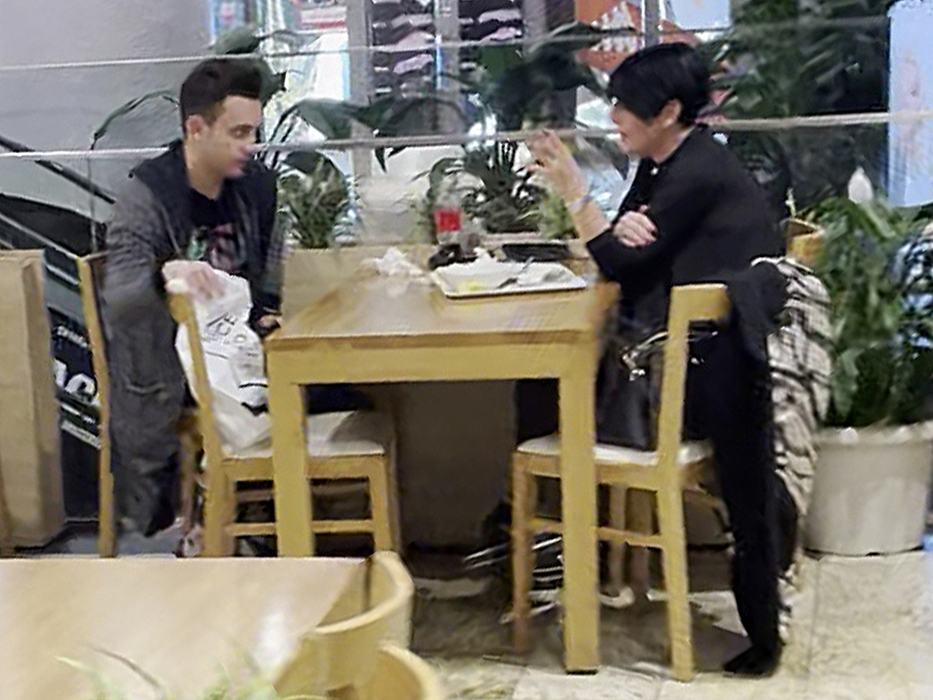 Patrizia Paglieri și fiul ei, Francesco, au dat o tură de mall, finalizată la restaurant