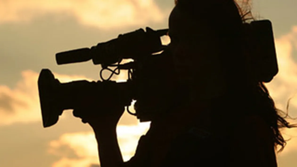 Un cameraman al unei televiziuni centrale din Bucuresti s-a sinucis. S-a aruncat in gol dupa ce i-a trimis iubitei un mesaj!