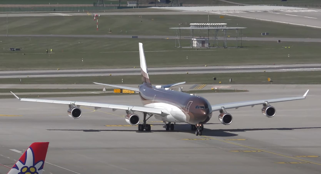 Avionul privat al lui Alisher Usmanov